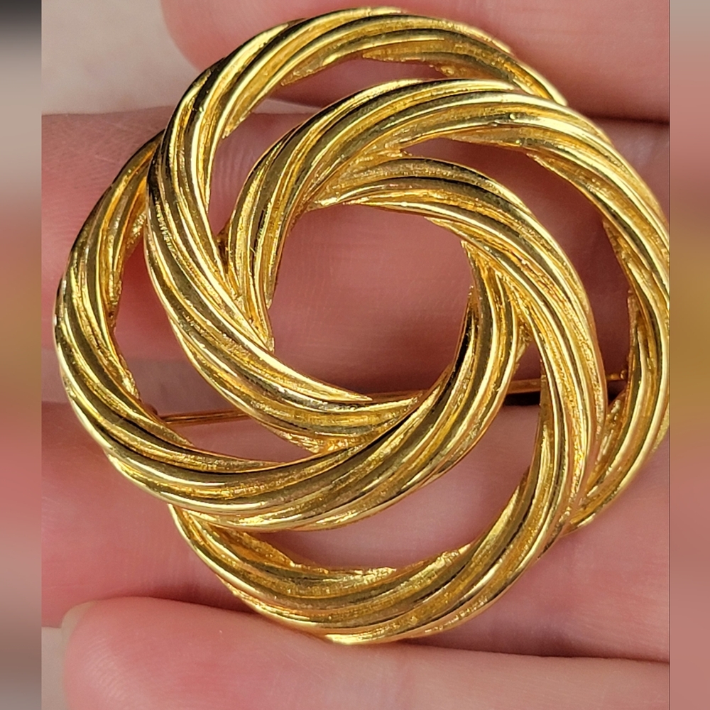MONET Brooch Gold tone Interlocking Circles Cable Knot Round Gold Tone Metal Vin